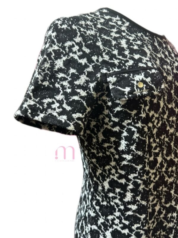 Robe noire et blanche à motif texturé – Taille M - Image 2