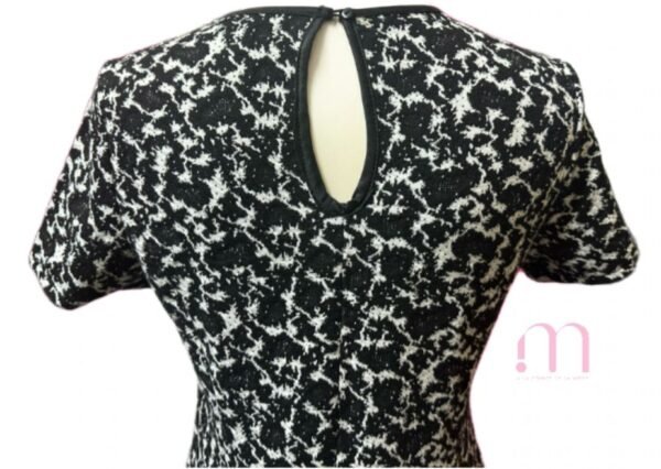 Robe noire et blanche à motif texturé – Taille M - Image 3