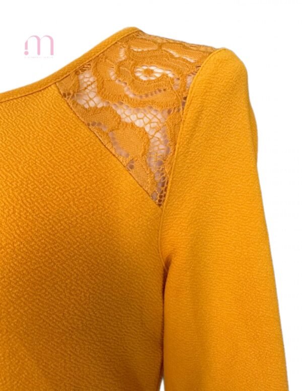 Blouse moutarde avec dentelle – Taille S - Image 2