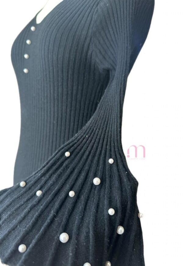 Pull noir près du corps à perles blanches - Taille XS à M