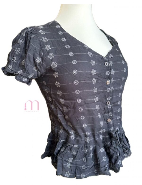 Chemisier court noir brodé – Taille XS - Image 3